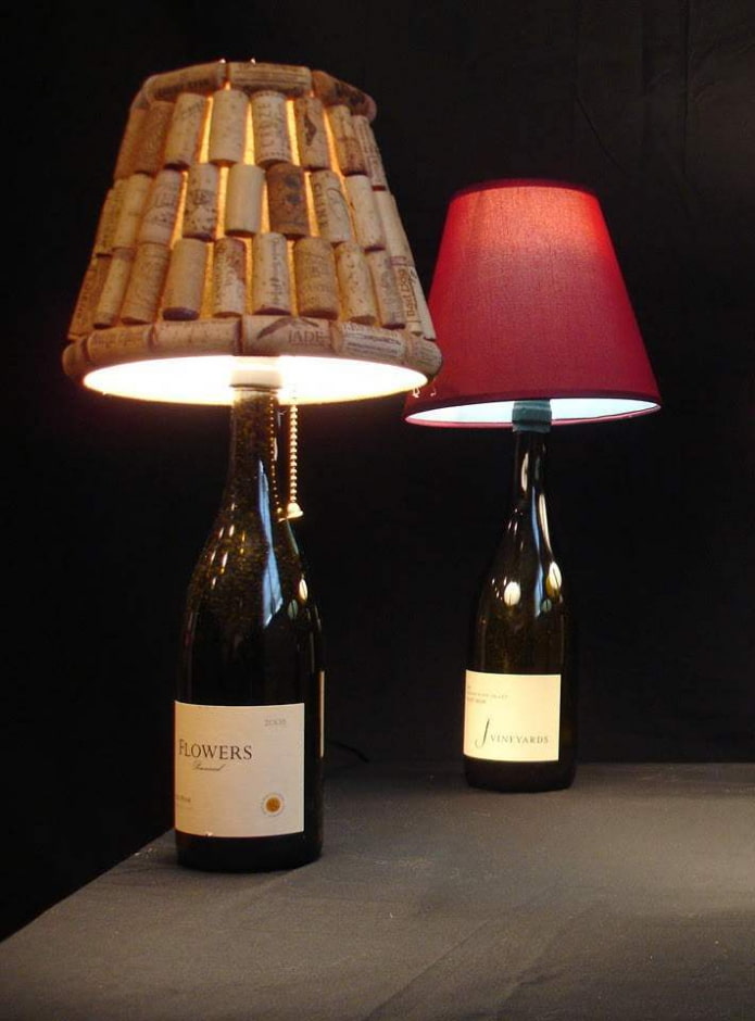 Tischlampen aus Weinflaschen und Korken