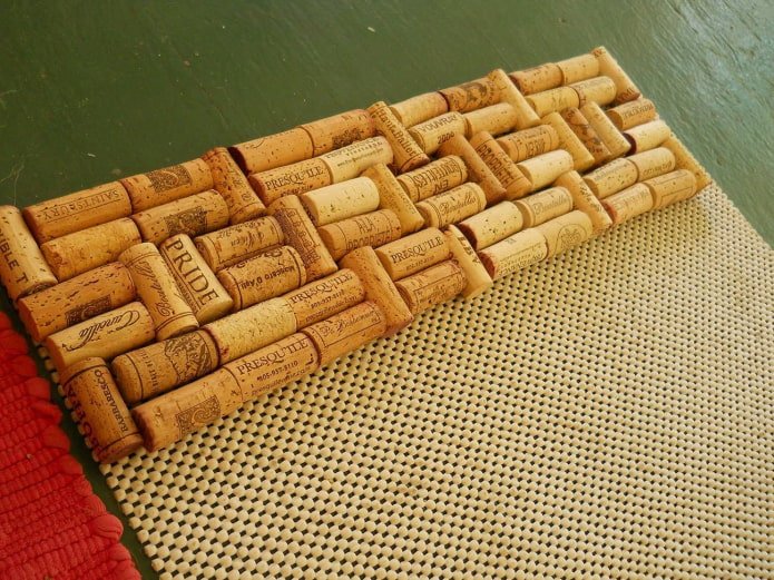 Teppich aus Korkhälften herstellen