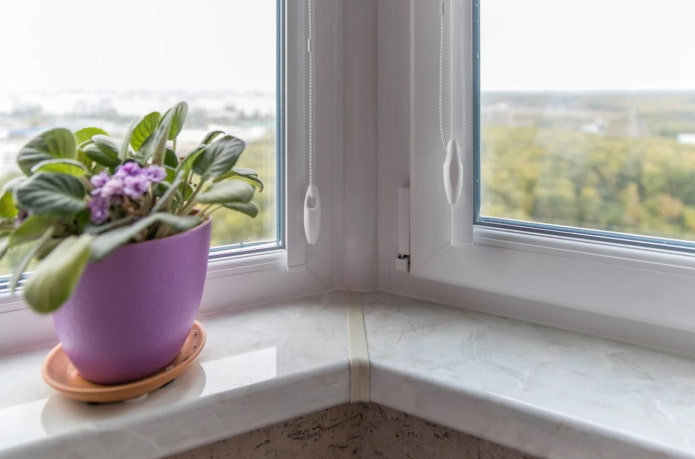 Kunststoff-Fensterbank unter Marmor