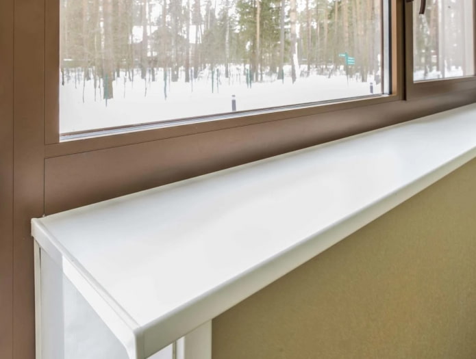 Weiße PVC-Fensterbank