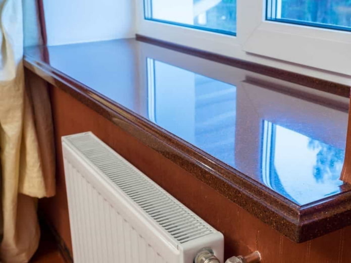 Fensterbank aus dunklem Stein