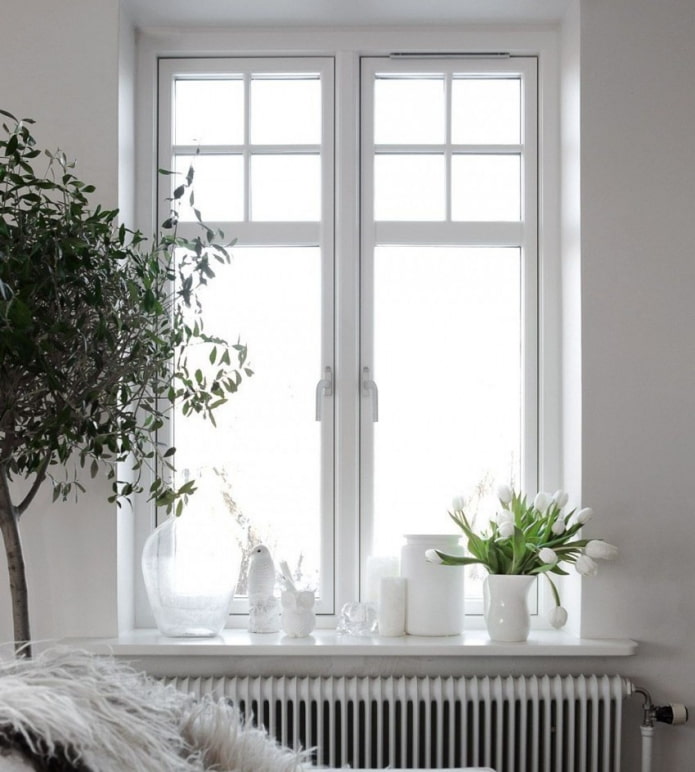 Weißes Fenster mit Fensterbank