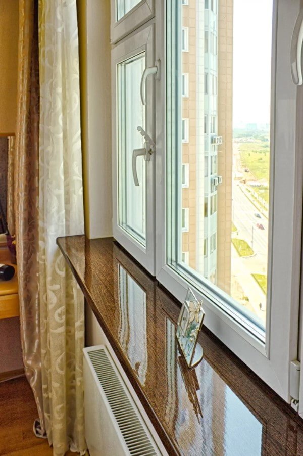 Glänzende Fensterbank