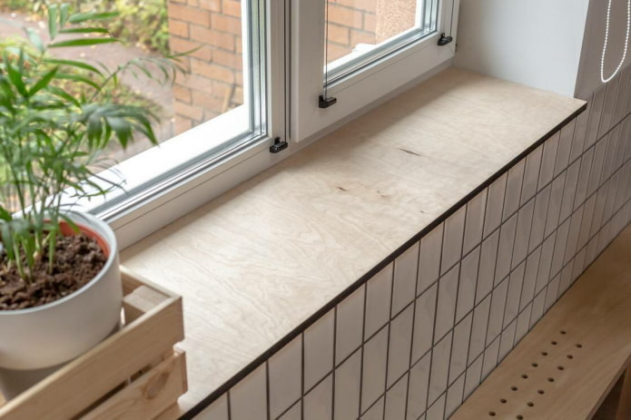 Fensterbank aus Sperrholz
