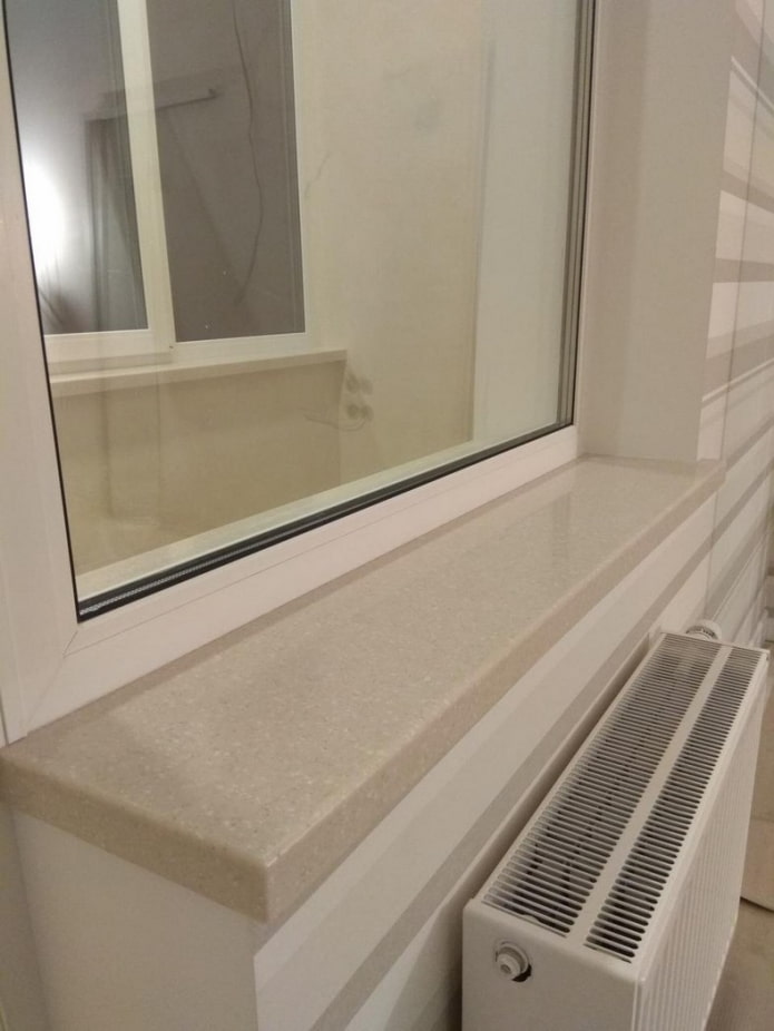 Schmale Fensterbank im Innenraum