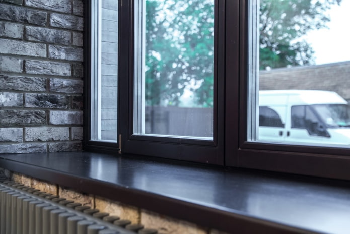 dunkler Kunststoff für Fenster
