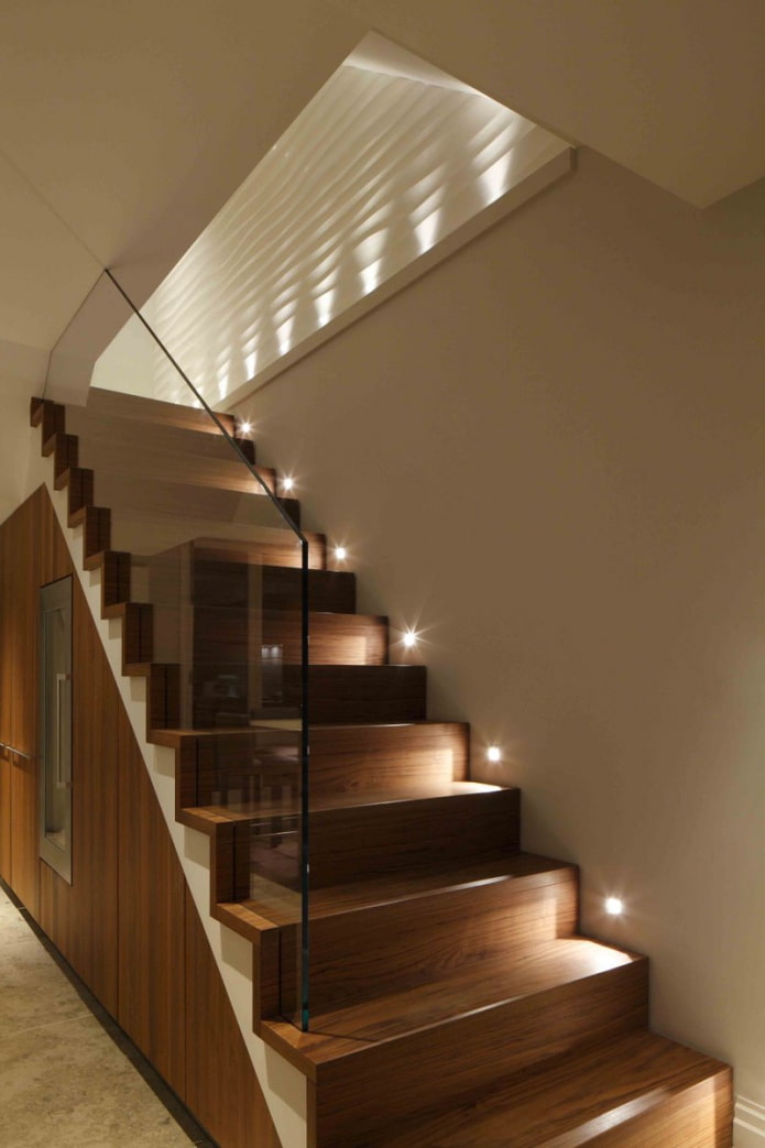 Treppe mit Spotbeleuchtung im Haus