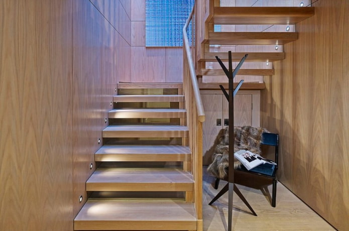 Treppe mit Spotbeleuchtung im Haus