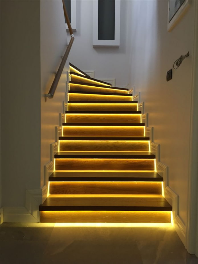 Treppe mit beleuchteten Stufen im Haus