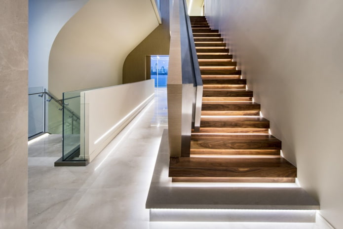 Treppe mit beleuchteten Stufen im Haus