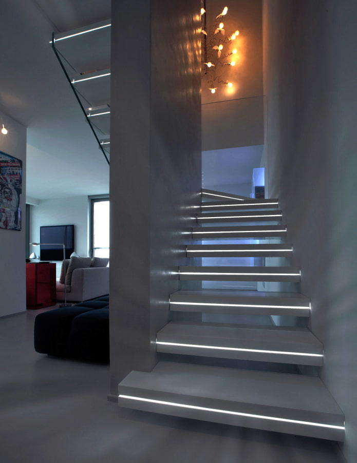 Treppe mit beleuchteten Stufen im Haus