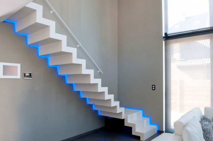 Treppe mit LED-Beleuchtung im Haus