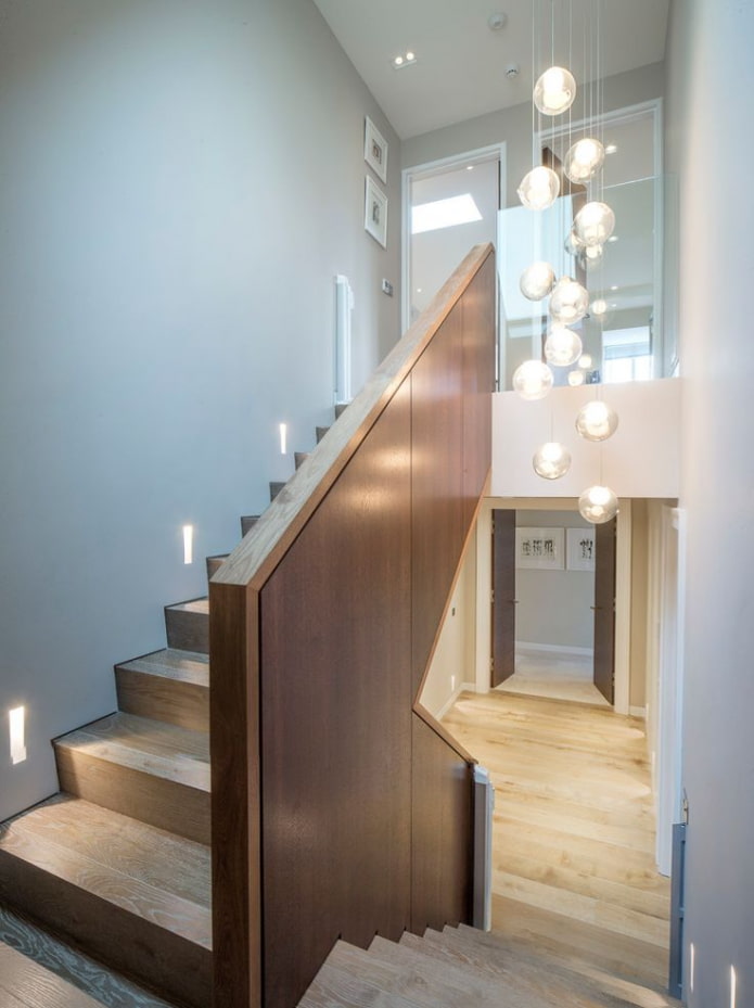 Kronleuchter über der Treppe im Inneren des Hauses