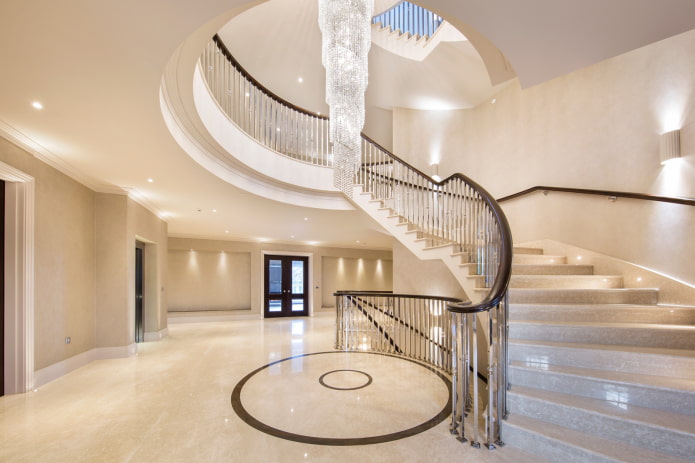 Kronleuchter über der Treppe im Inneren des Hauses