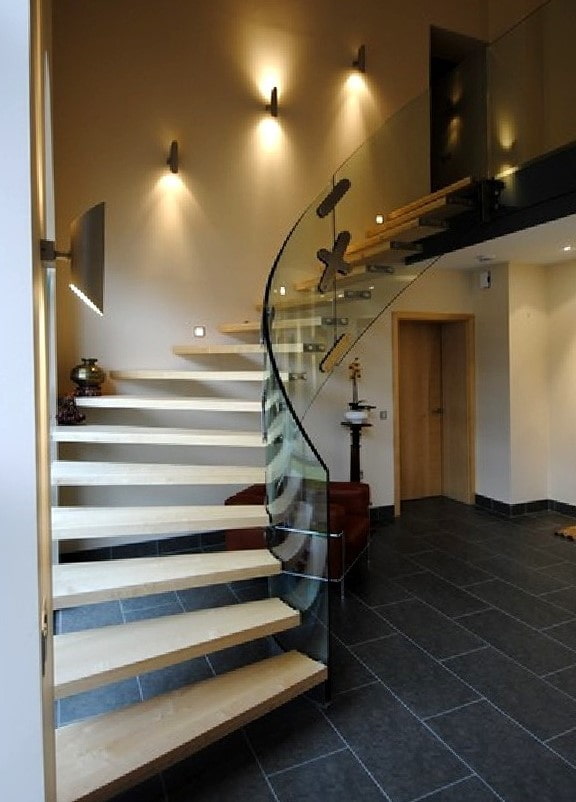 Treppe mit Wandleuchten im Inneren des Hauses