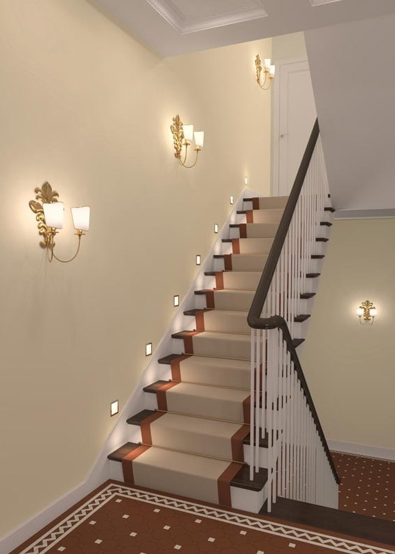 Treppe mit Wandleuchten im Inneren des Hauses