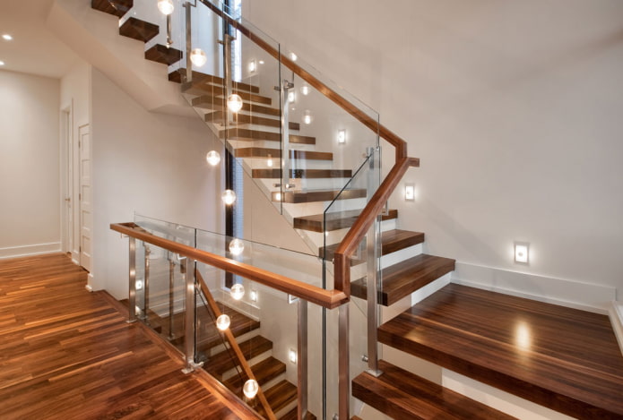 Treppe mit kombinierter Beleuchtung im Haus