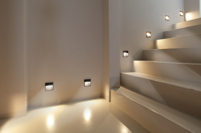 Treppe mit Wandlampen im Haus