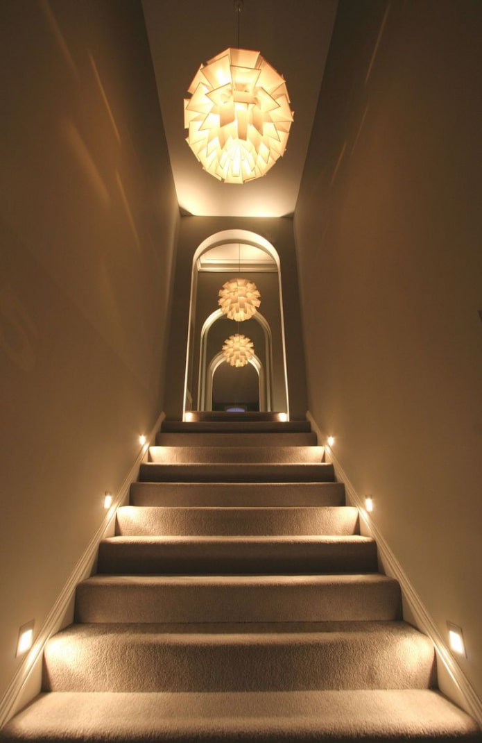 Treppe mit kombinierter Beleuchtung im Haus