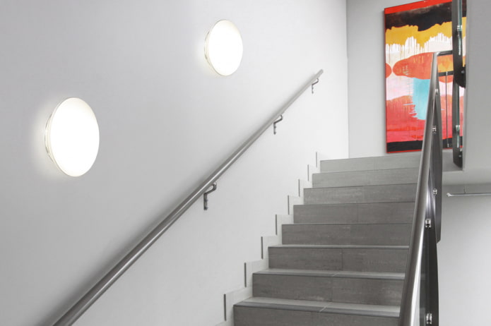 Treppe mit Wandlampen im Haus