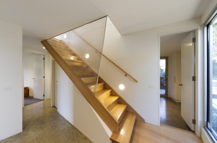 Treppe mit Wandlampen im Haus