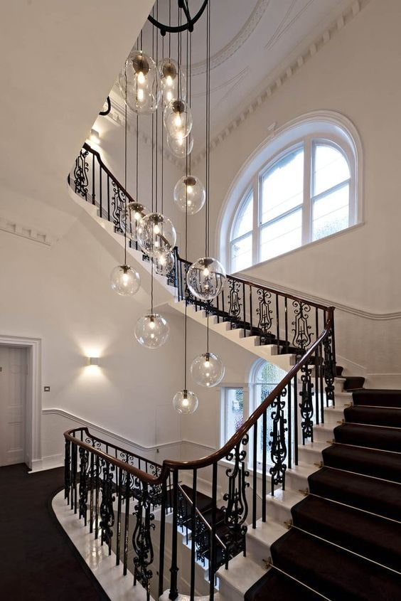 Kronleuchter mit Deckenbeleuchtung im Haus