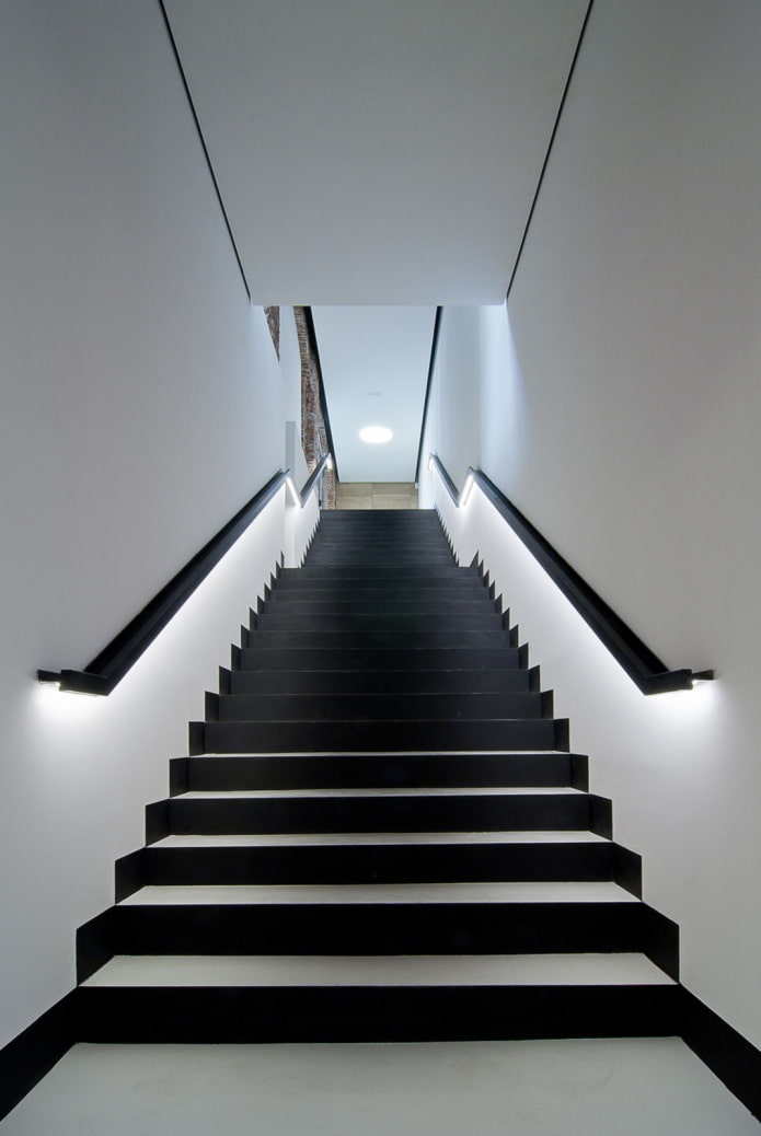 Treppe mit beleuchtetem Geländer im Haus