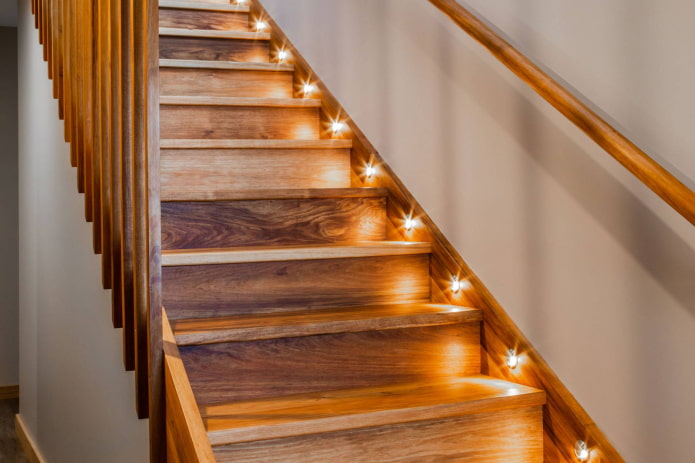 beleuchtete Holztreppe im Inneren des Hauses
