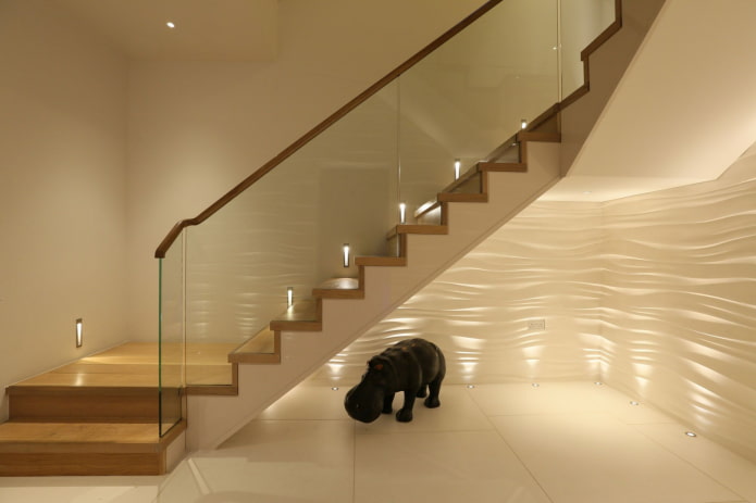 Treppe mit automatischer Beleuchtung im Haus