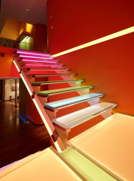 Treppenhausdesign mit Hintergrundbeleuchtung