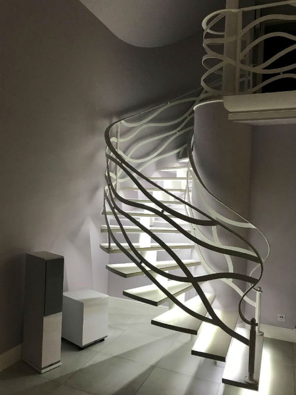 Treppe mit Hintergrundbeleuchtung