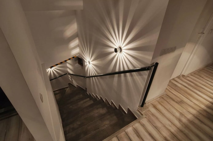 Treppe mit Kabelbeleuchtung im Haus