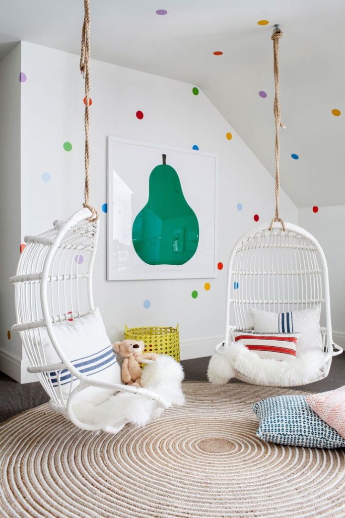 Stühle an Seilen im Kinderzimmer