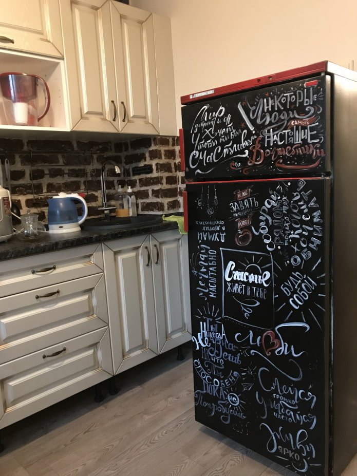 Kreideschrift auf dem Kühlschrank