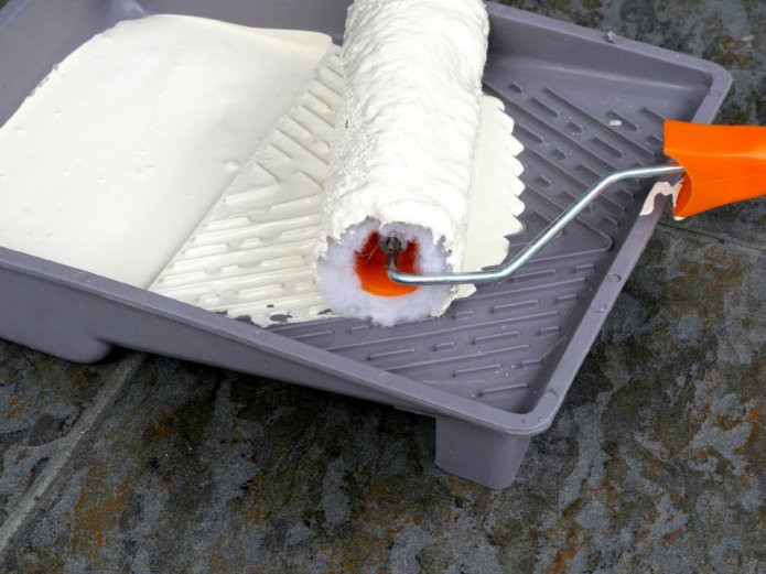 Rollen der Rolle in einer Farbwanne