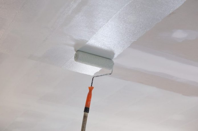 Decke mit Rolle streichen