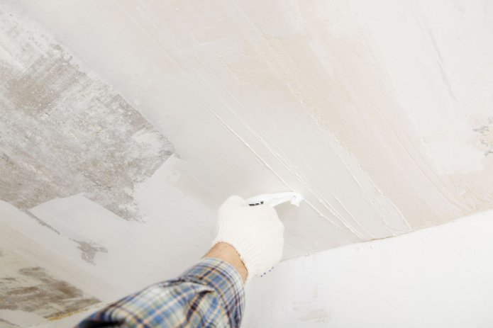 Spachteln der Decke zum Streichen
