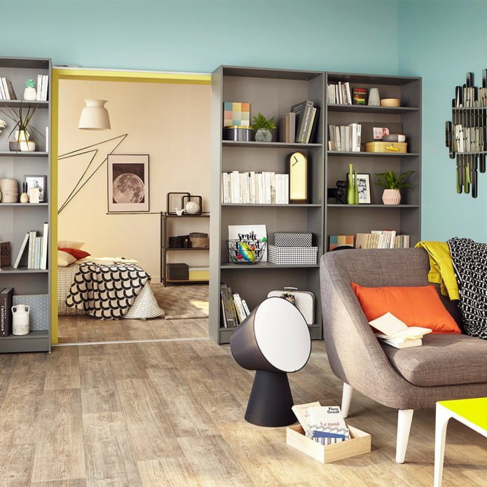 graublaues Interieur mit schlichten Wänden