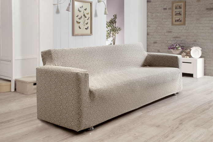 gespannte Tagesdecke für ein Sofa im Innenraum