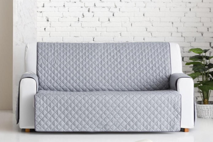 Gesteppte Tagesdecke für ein Sofa im Innenraum