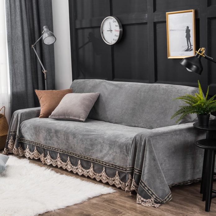 graue Tagesdecke für ein Sofa im Innenraum