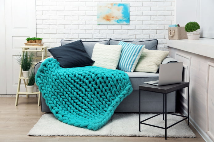 gestrickte Tagesdecke für ein Sofa im Innenraum