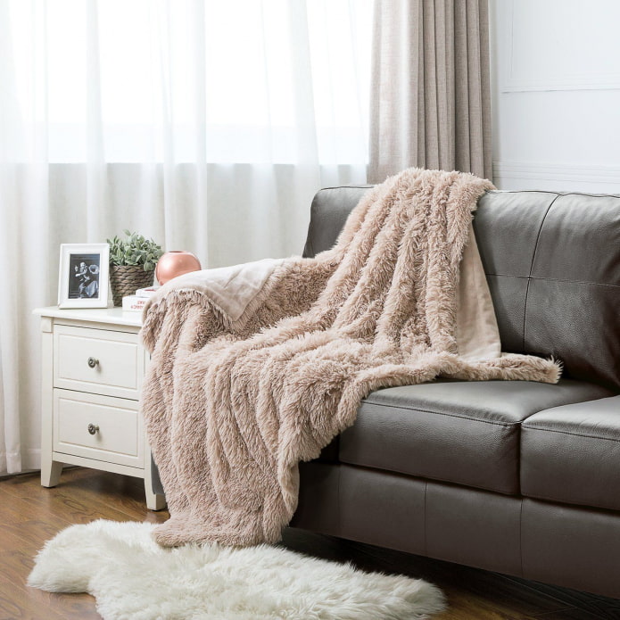 Gras-Tagesdecke für ein Sofa im Innenraum