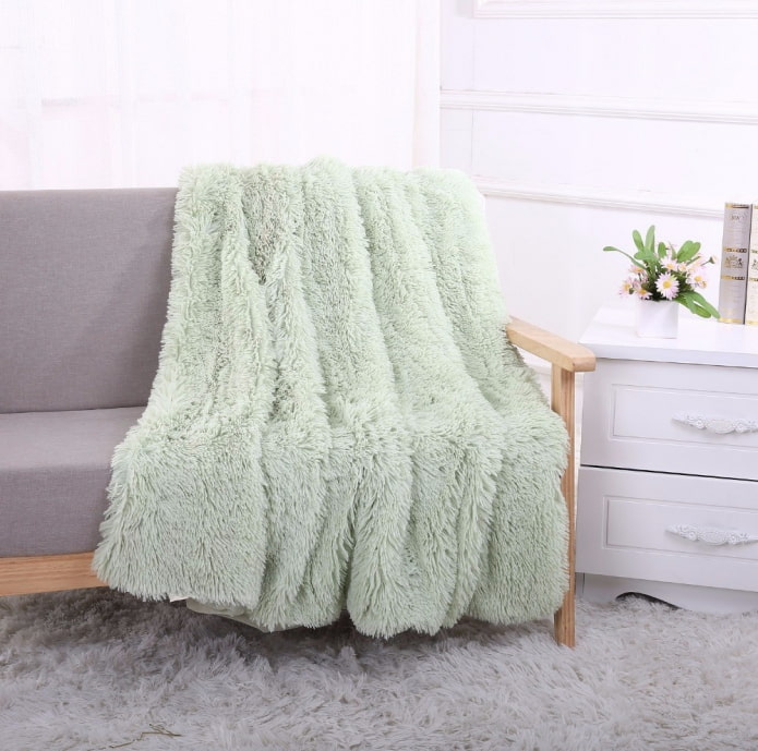Gras-Tagesdecke für ein Sofa im Innenraum
