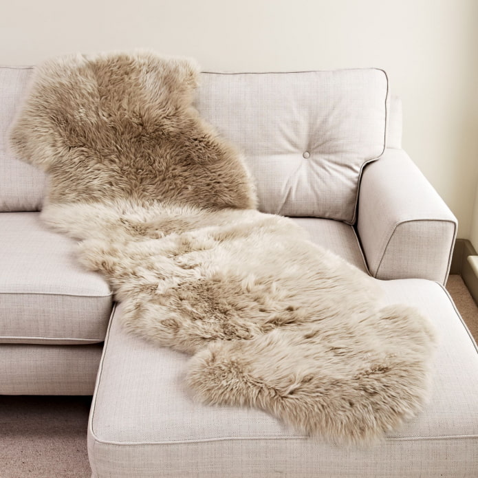 Sofa-Cape in Form eines Fells im Interieur