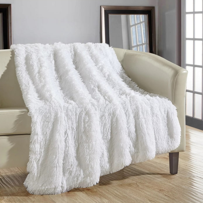 flauschige Tagesdecke für ein Sofa im Innenraum