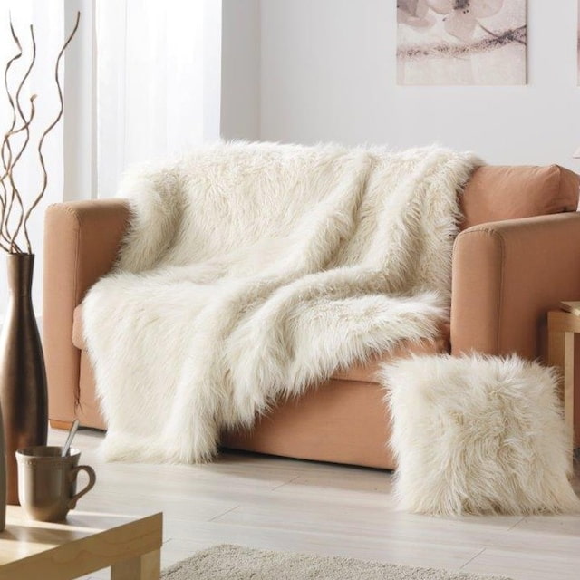 flauschige Tagesdecke für ein Sofa im Innenraum