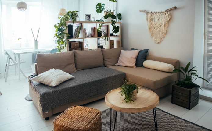 Abdeckung für ein Ecksofa im Innenraum