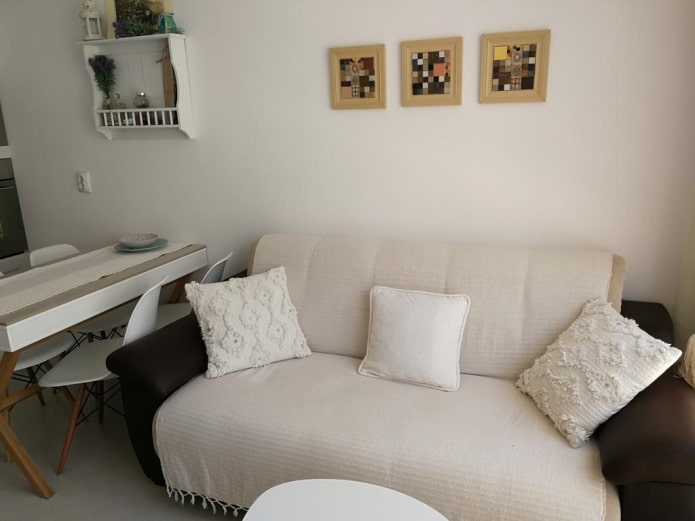 Tagesdecke für Sofa im Kücheninterieur