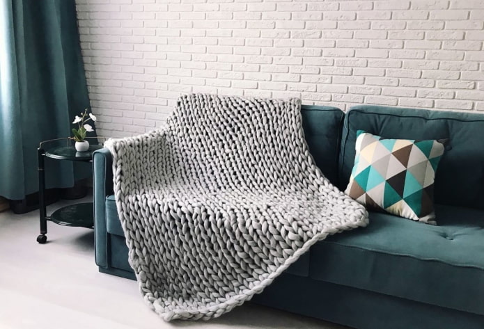 gestrickte Tagesdecke für ein Sofa im Innenraum
